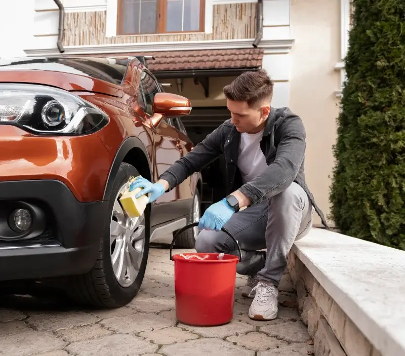 Lavage auto à domicile Aramon : professionnel intervenant sur un véhicule